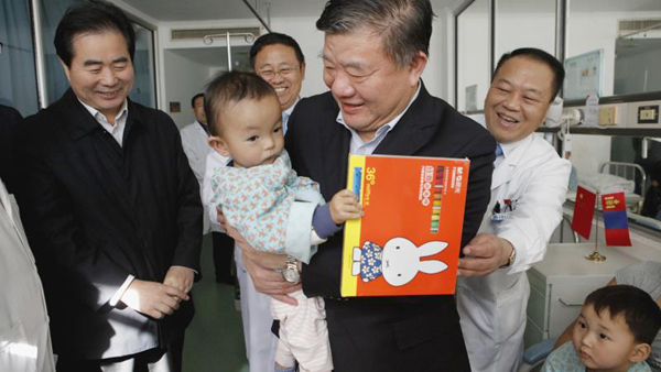 中国红十字会会长陈竺赴安贞医院看望蒙古国先心病患儿