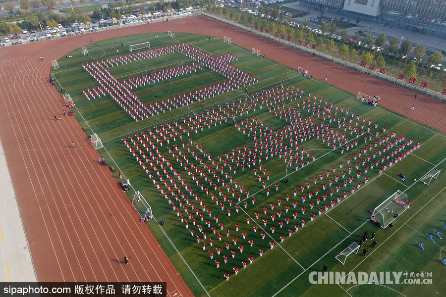 山东滨州：1600名老人跳广场舞摆出“中国” 场面壮观