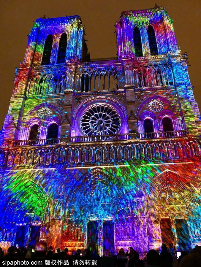 真是美上天啦！法国巴黎圣母院亮灯绚烂多彩