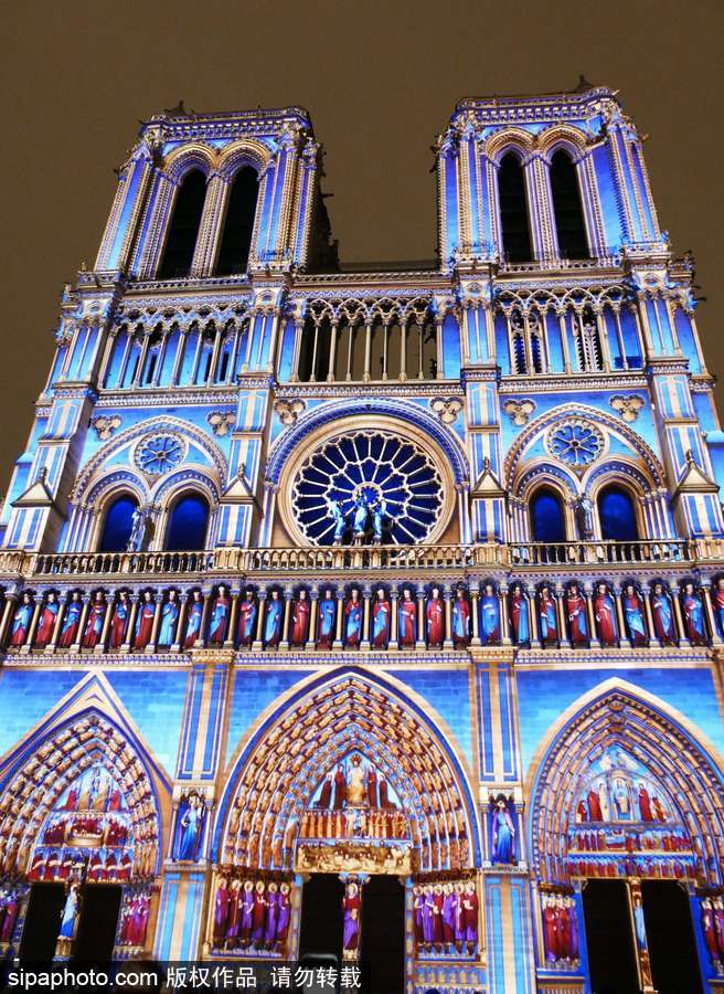 真是美上天啦！法国巴黎圣母院亮灯绚烂多彩