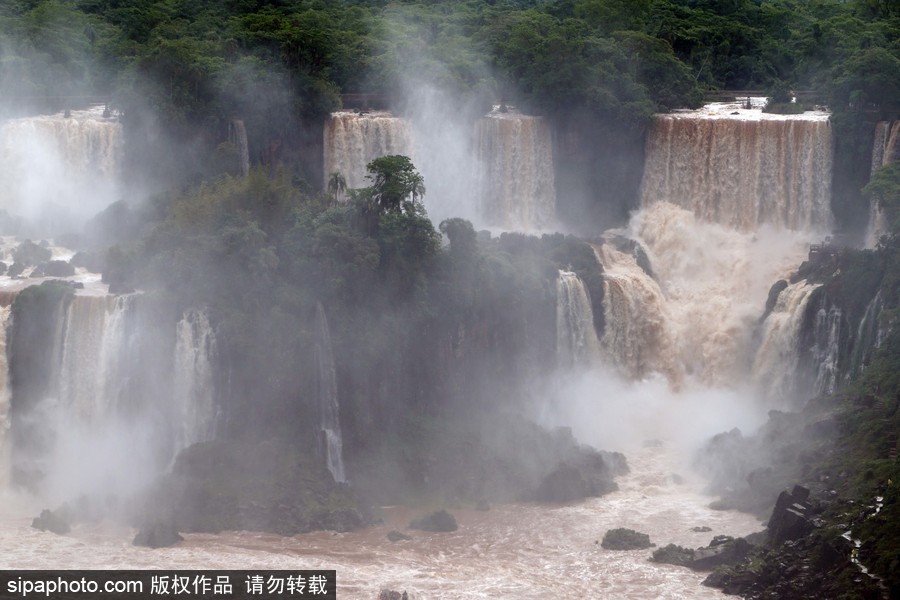 超震撼壮观！大雨侵袭 伊瓜苏瀑布流量达往日三倍