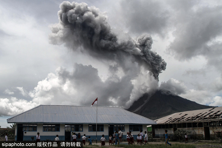 印尼锡纳朋火山猛烈喷发 黑白“烟幕”铺天盖地
