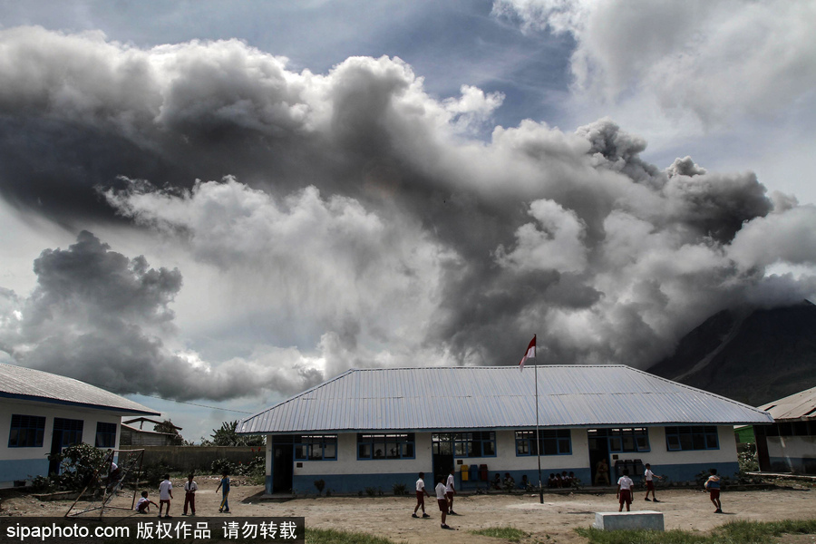 印尼锡纳朋火山猛烈喷发 黑白“烟幕”铺天盖地