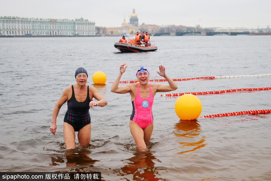 战斗民族就是抗冻 俄罗斯圣彼得堡举行冬泳节活动