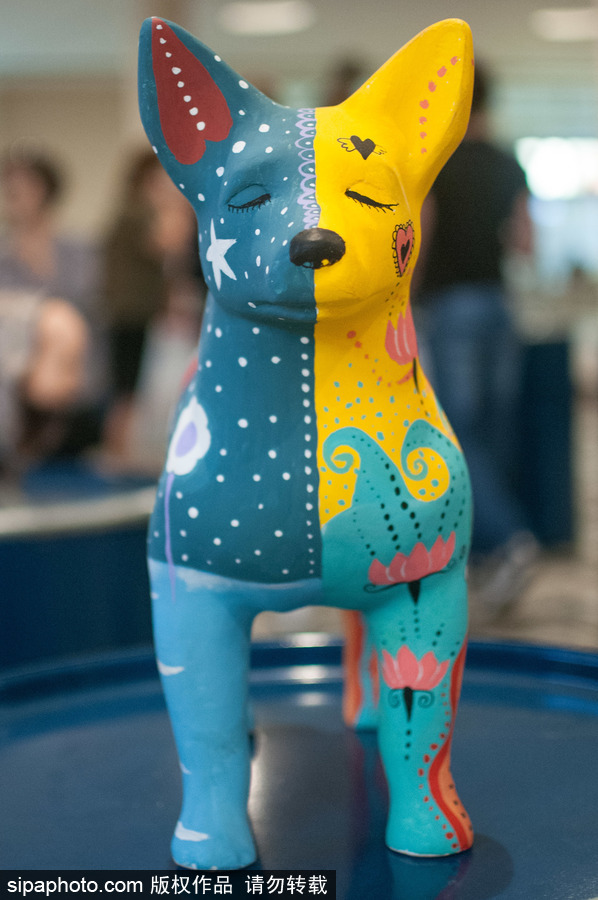 巴西圣保罗举行狗狗雕塑展 色彩缤纷呆萌可爱
