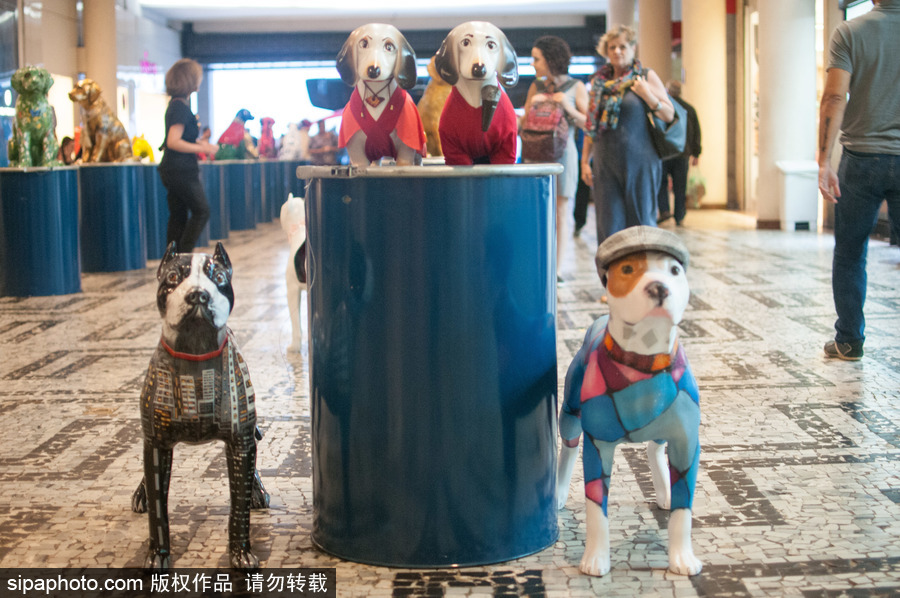 巴西圣保罗举行狗狗雕塑展 色彩缤纷呆萌可爱