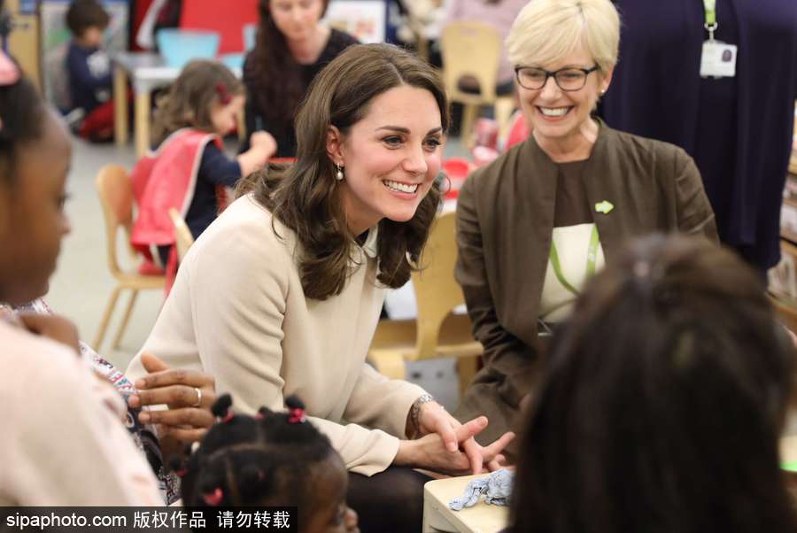 凯特王妃到访英国一儿童中心 与萌娃互动友爱十足