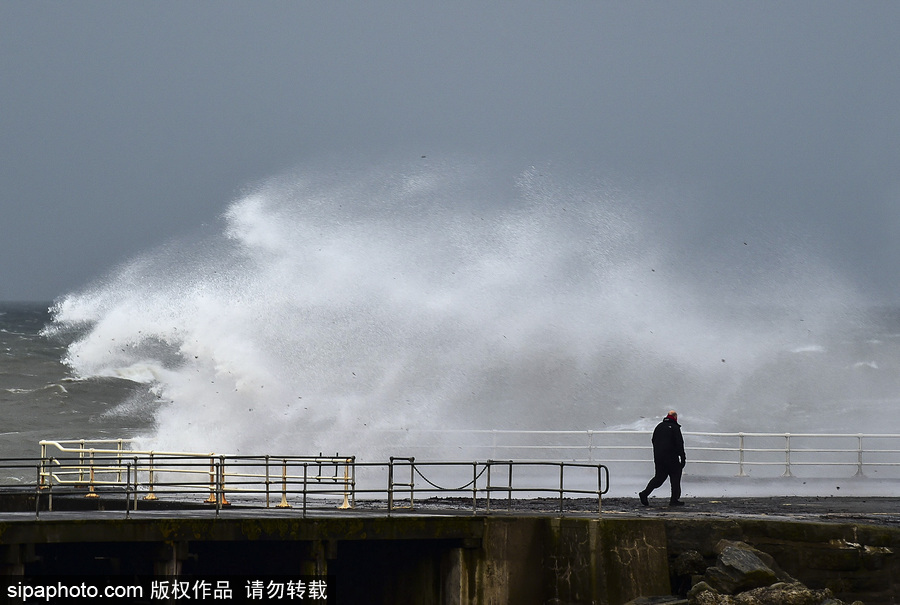 英国阿伯里斯特威斯遭大风天气 海边巨浪拍岸场面壮观