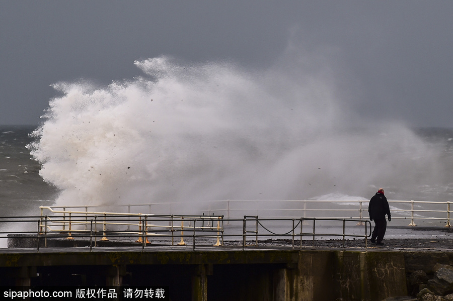 英国阿伯里斯特威斯遭大风天气 海边巨浪拍岸场面壮观