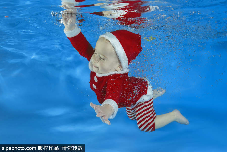乌克兰儿童“变身”圣诞老人拍写真 水下舞动超可爱