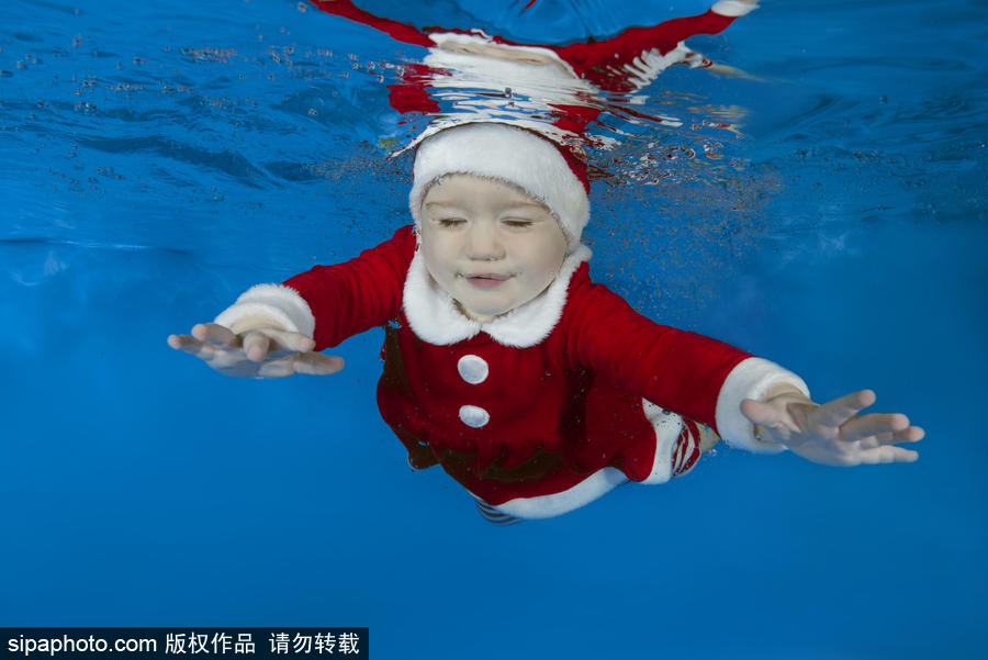 乌克兰儿童“变身”圣诞老人拍写真 水下舞动超可爱