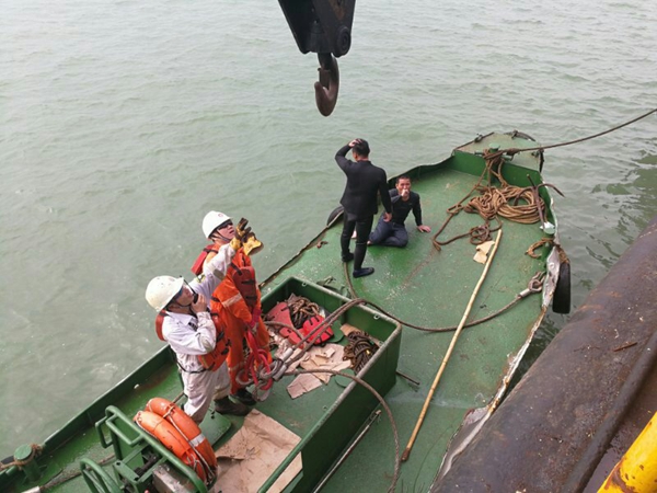 珠江口货船碰撞事故：3名船员已安全获救 其余9名船员正在被施救中