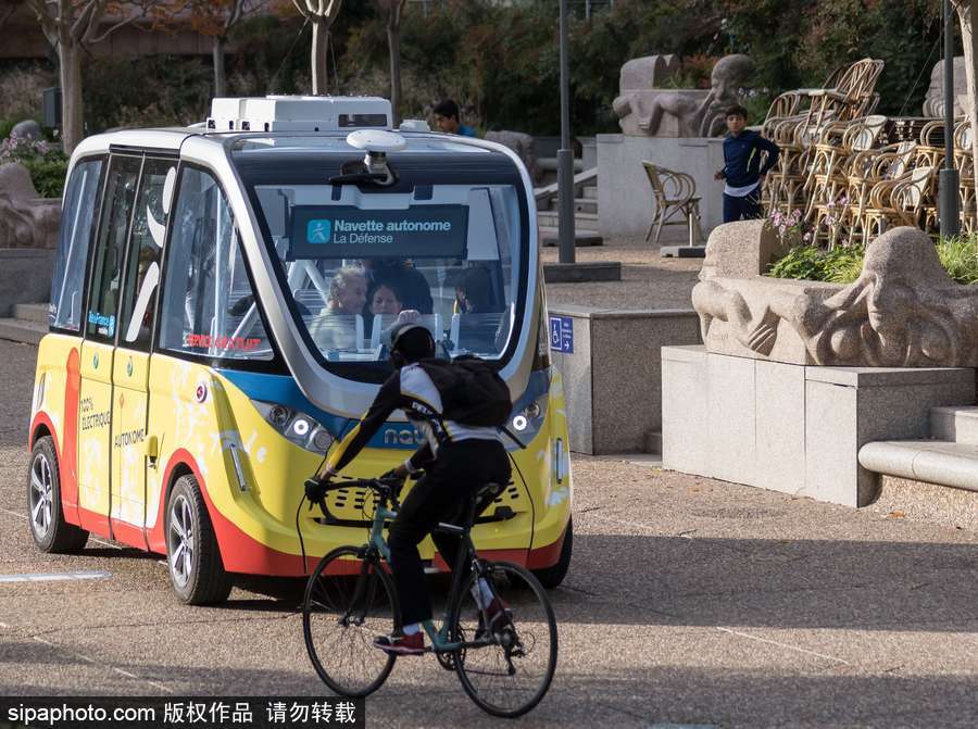 无人驾驶小公交车成巴黎街头风景