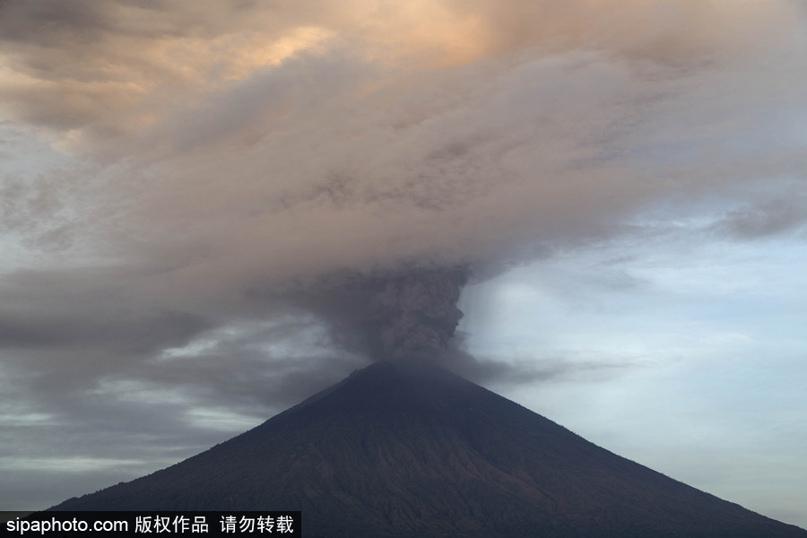 阿贡火山喷出大量浓烟 印尼巴厘岛发红色警报