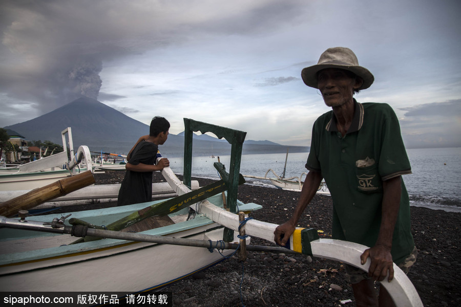 阿贡火山喷出大量浓烟 印尼巴厘岛发红色警报