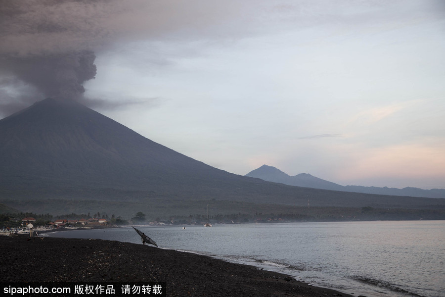 阿贡火山喷出大量浓烟 印尼巴厘岛发红色警报