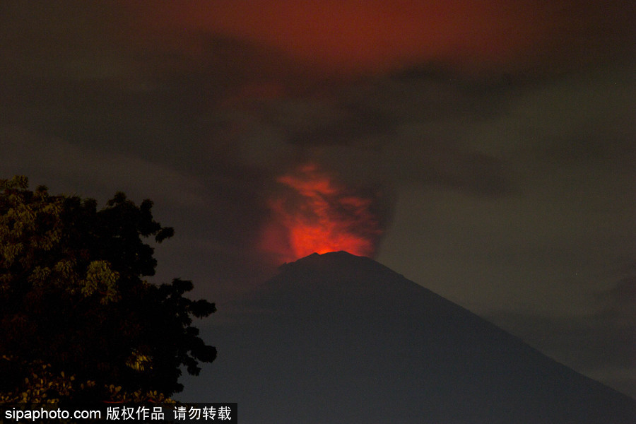 阿贡火山喷出大量浓烟 印尼巴厘岛发红色警报