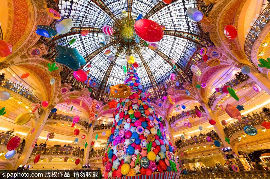 巴黎拉斐德百货商店巨大圣诞树亮相 华丽而炫目