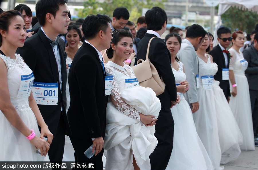 曼谷举行“新娘快跑”大赛 新人抱婚纱狂奔