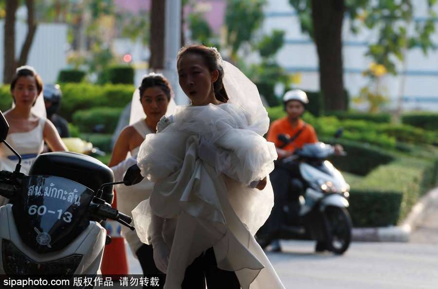 曼谷举行“新娘快跑”大赛 新人抱婚纱狂奔