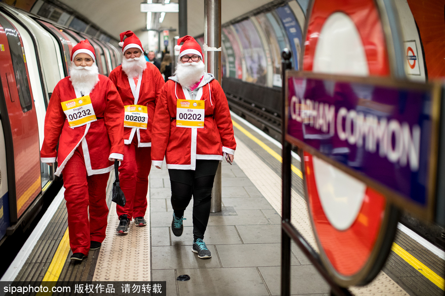 伦敦圣诞老人慈善跑活动 男女老少圣诞装穿越地铁