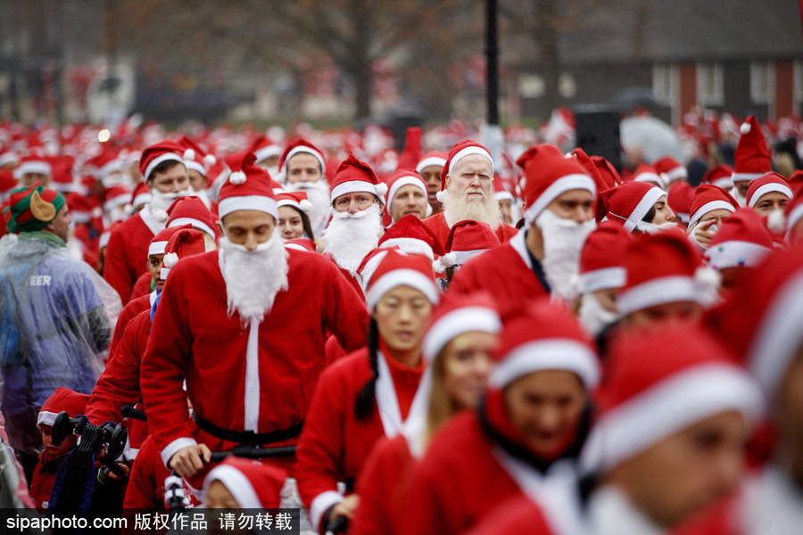 伦敦圣诞老人慈善跑活动 男女老少圣诞装穿越地铁