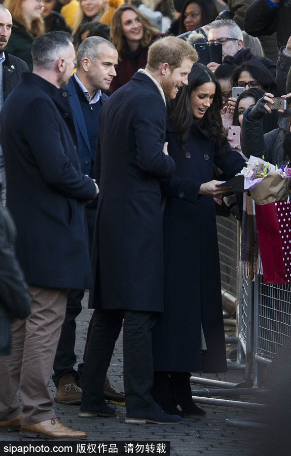 哈里王子与未婚妻亮相英国诺丁汉 出席世界艾滋病日慈善活动