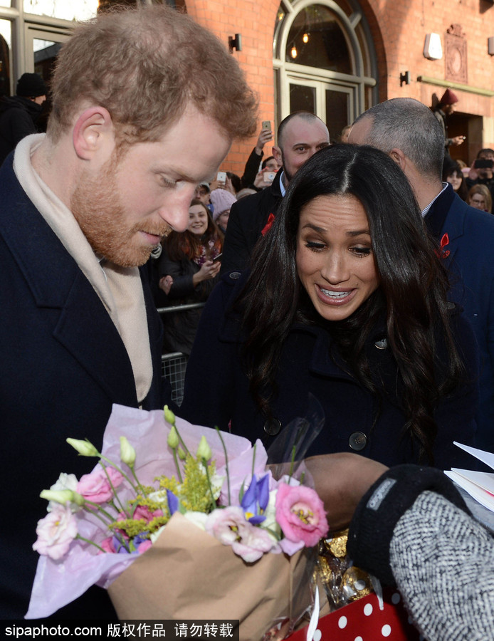 哈里王子与未婚妻亮相英国诺丁汉 出席世界艾滋病日慈善活动