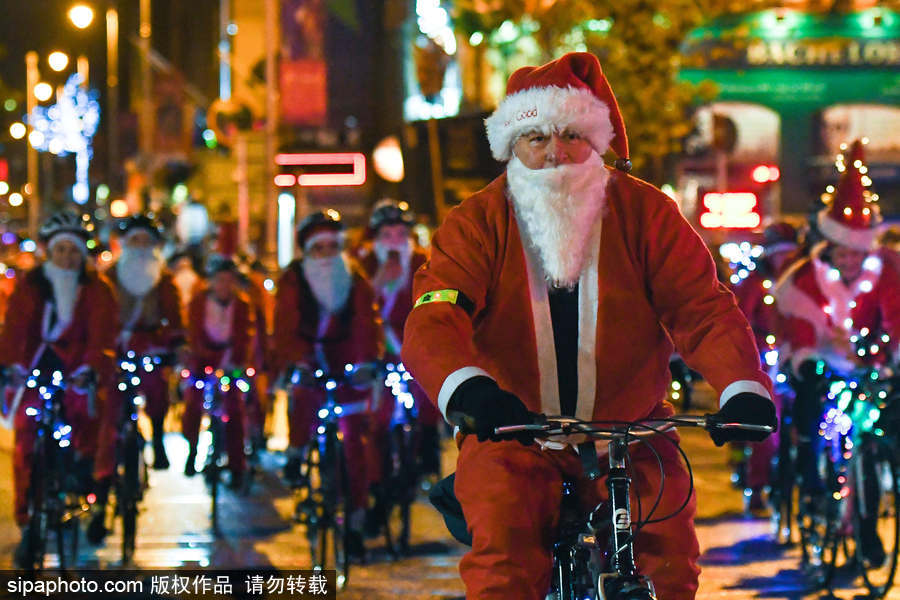 爱尔兰都柏林圣诞季到来 圣诞老人夜晚骑行充满节日氛围