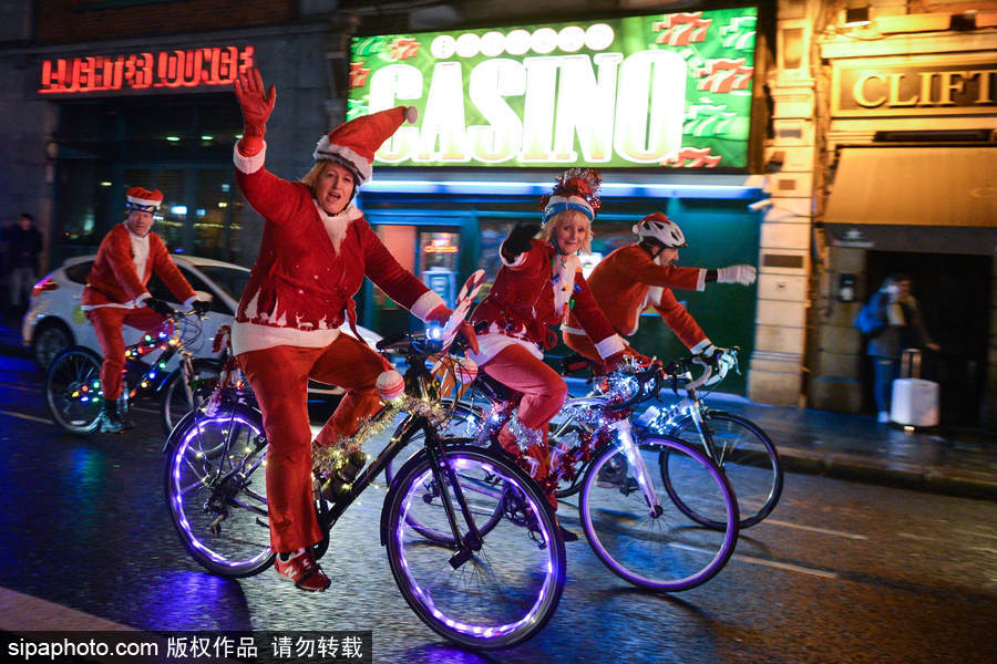 爱尔兰都柏林圣诞季到来 圣诞老人夜晚骑行充满节日氛围