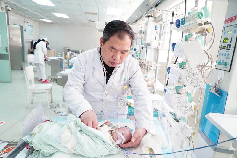 男婴心脏“暂停”63分钟手术 医生在“鸽子蛋”上“微雕”根治心病