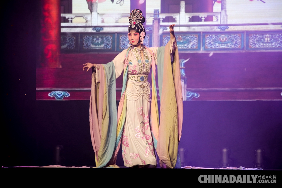 中英电影节盛大开幕 吴京担任形象大使亮相红毯