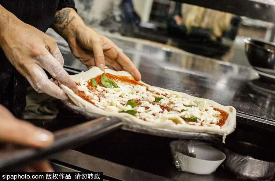 意大利那不勒斯披萨入选非遗名录 探访美味披萨制作过程