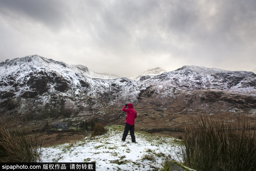 英国兰伯利斯迎降雪天气 一片银装素裹