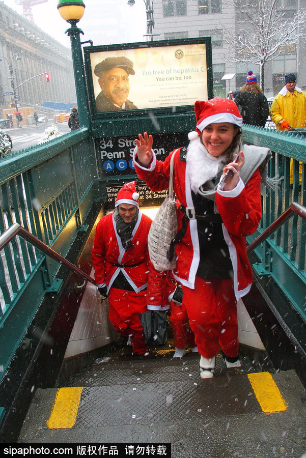 纽约年度圣诞老人串酒吧日 “白胡子老爷爷”初雪狂欢
