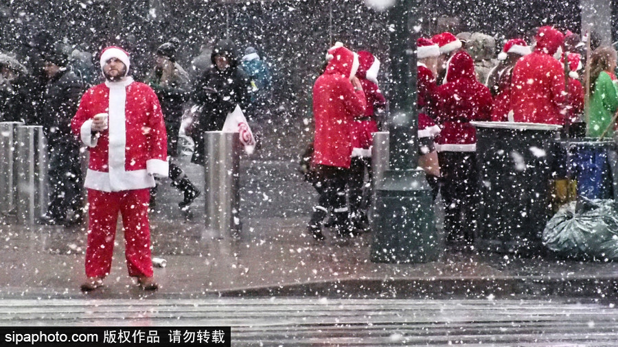 纽约年度圣诞老人串酒吧日 “白胡子老爷爷”初雪狂欢