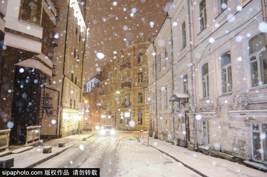 乌克兰深冬大雪飘零 似童话世界
