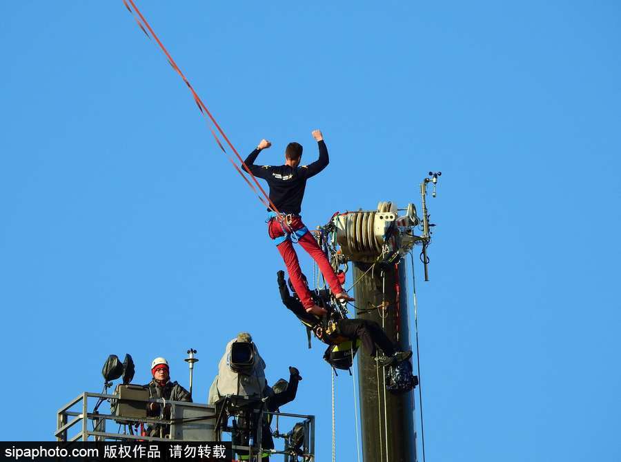 法国高空扁带运动员极限挑战 埃菲尔铁塔走“高空芭蕾”