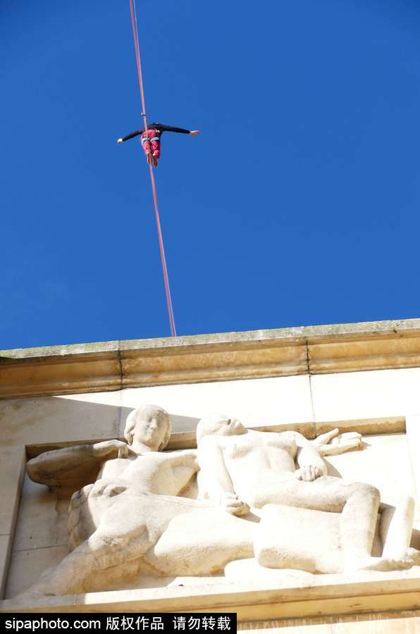 法国高空扁带运动员极限挑战 埃菲尔铁塔走“高空芭蕾”
