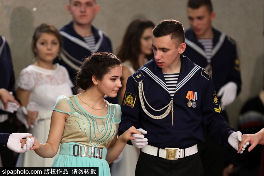 俄罗斯海军学员参加舞会 俊男美女十分养眼