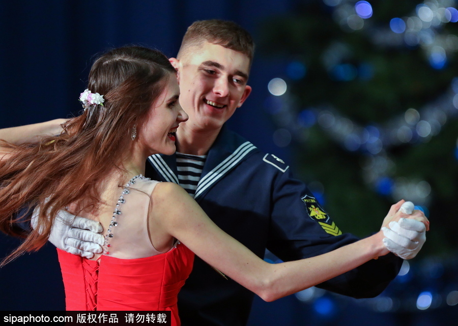 俄罗斯海军学员参加舞会 俊男美女十分养眼