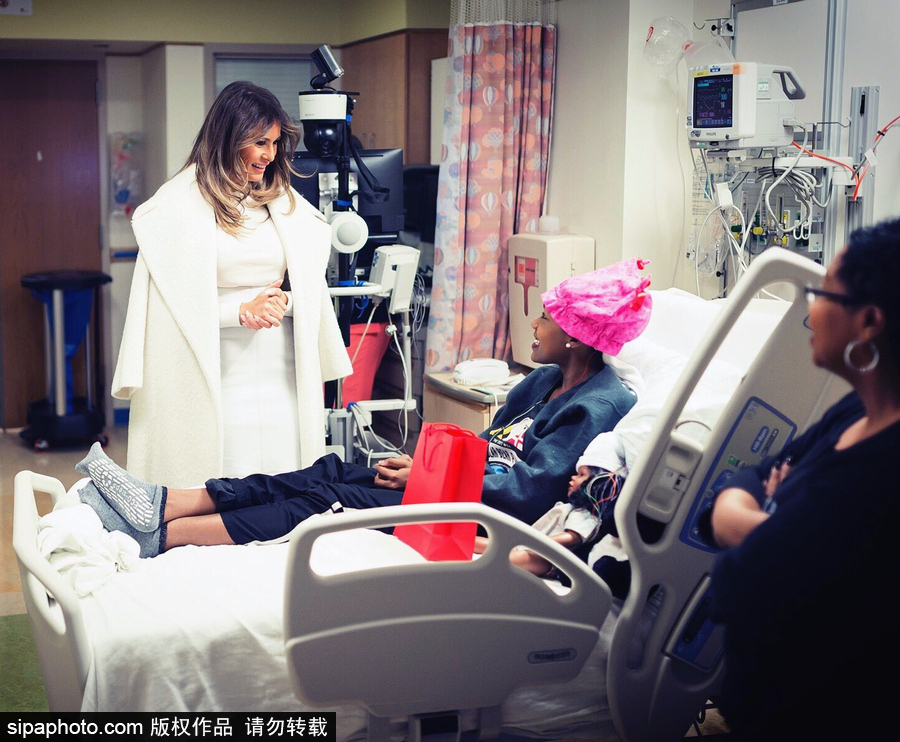 圣诞节即将到来 美国第一夫人梅拉尼娅到访儿童医疗中心