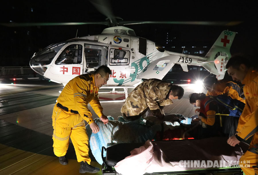 中日医院接诊直升机夜航 空中救援危重症患者
