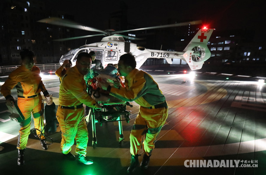中日医院接诊直升机夜航 空中救援危重症患者