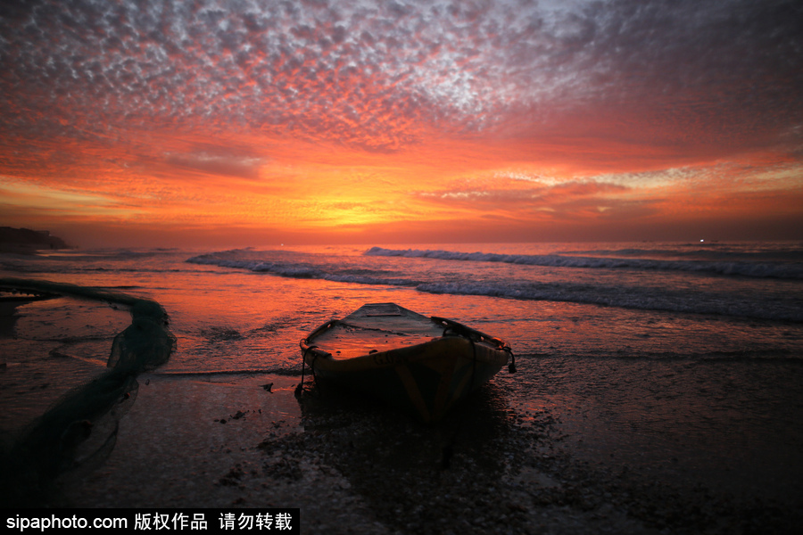 加沙海滩日落美景 残阳映红天际