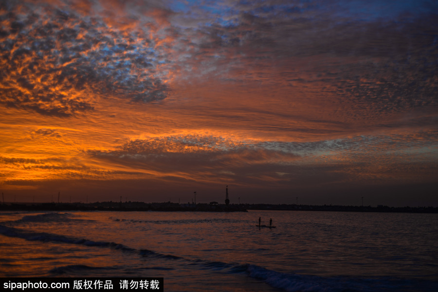 加沙海滩日落美景 残阳映红天际