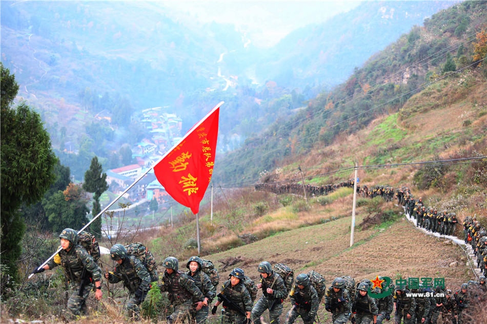 战场无亚军 武警官兵三峡腹地上演现实版“绝地求生”