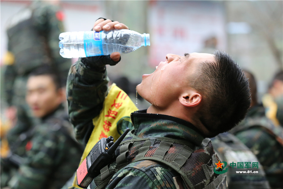 战场无亚军 武警官兵三峡腹地上演现实版“绝地求生”