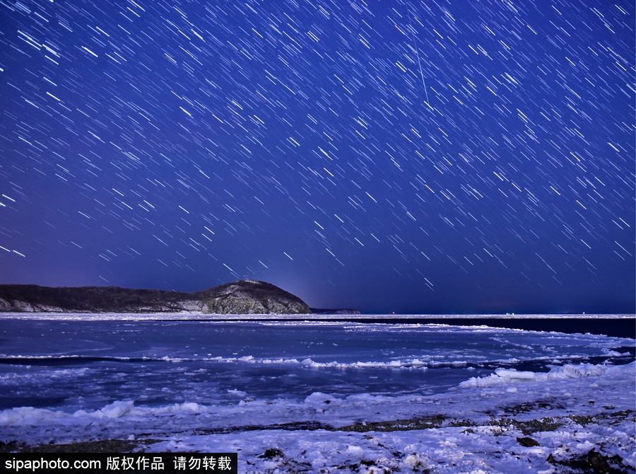 俄罗斯海参崴上空现双子座流星雨 盛大壮观宛如仙境