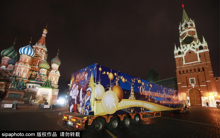 迎接圣诞节！ 巨型圣诞树搭乘卡车运抵克里姆林宫
